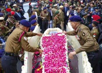 भारत ने पूर्व प्रधानमंत्री को अंतिम विदाई देते हुए पूरे राजकीय सम्मान के साथ मनमोहन सिंह के पार्थिव शरीर को अग्नि के हवाले कर दिया।