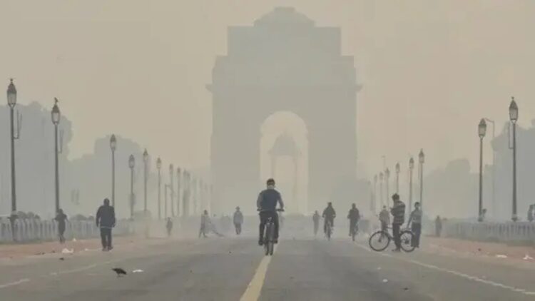 मौसम अपडेट: उत्तर भारत में शीत लहर और घने कोहरे की चपेट में आने से दिल्ली में आज तापमान में और गिरावट देखने को मिल सकती है