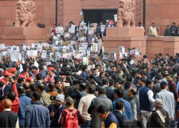 संसद से लेकर सड़क तक बीजेपी और कांग्रेस किस तरह अंबेडकर को लेकर खींचतान जारी रखने की योजना बना रही हैं