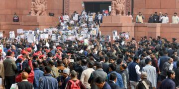 संसद से लेकर सड़क तक बीजेपी और कांग्रेस किस तरह अंबेडकर को लेकर खींचतान जारी रखने की योजना बना रही हैं