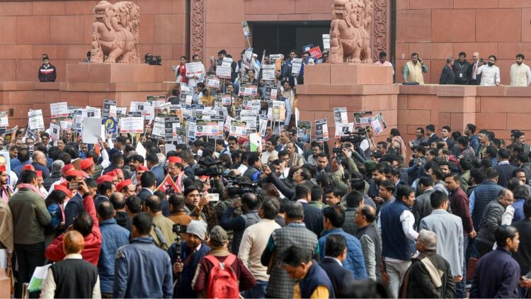 संसद से लेकर सड़क तक बीजेपी और कांग्रेस किस तरह अंबेडकर को लेकर खींचतान जारी रखने की योजना बना रही हैं