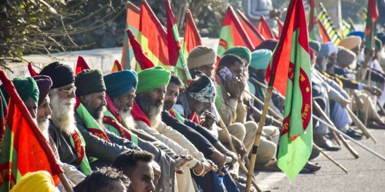 हरियाणा-पंजाब शंभू सीमा पर प्रदर्शनकारी किसानों को तितर-बितर करने के लिए पुलिस ने आंसू गैस का इस्तेमाल किया | वीडियो