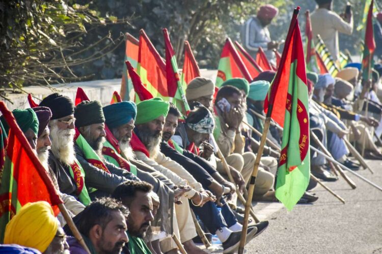 हरियाणा-पंजाब शंभू सीमा पर प्रदर्शनकारी किसानों को तितर-बितर करने के लिए पुलिस ने आंसू गैस का इस्तेमाल किया | वीडियो