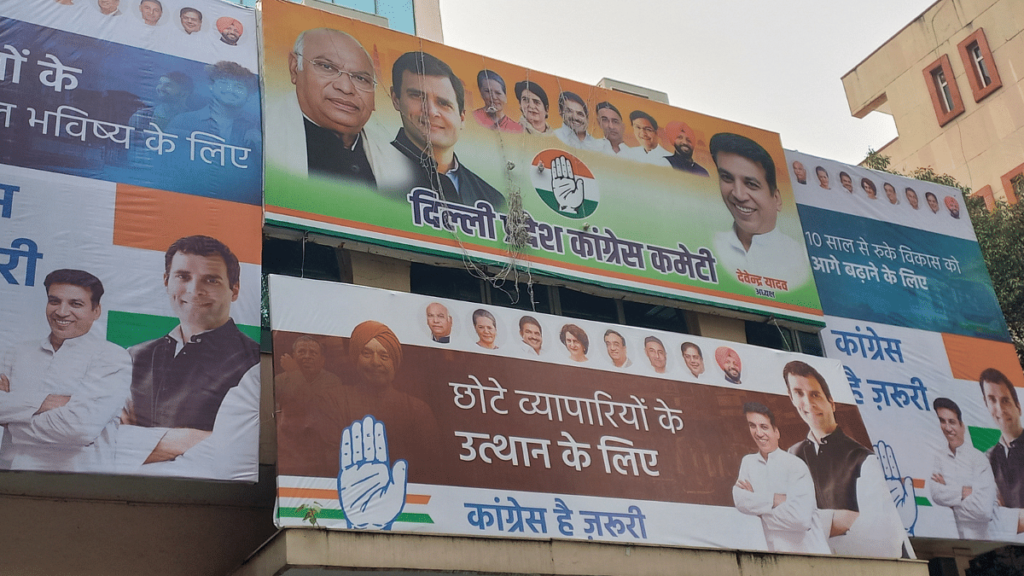कांग्रेस अपने चुनाव अभियान में 3 बार की दिल्ली सीएम शीला दीक्षित को प्रदर्शित करने से इतनी झिझक क्यों रही है?