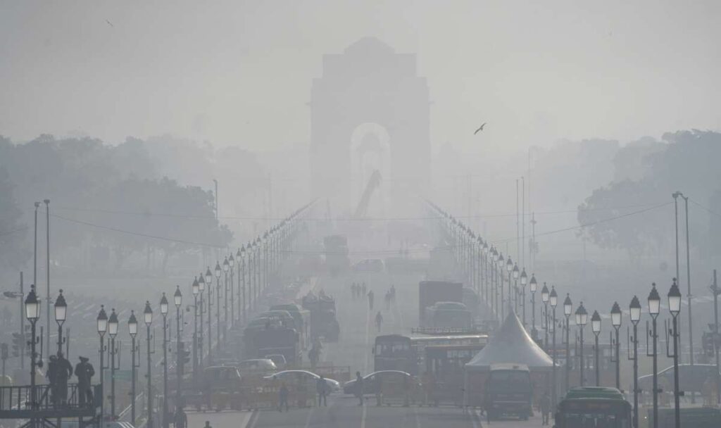 घने कोहरे की चपेट में दिल्ली: दृश्यता प्रभावित होने से यात्रियों को परेशानी का सामना करना पड़ा, ट्रेन और उड़ान सेवाएं प्रभावित हुईं