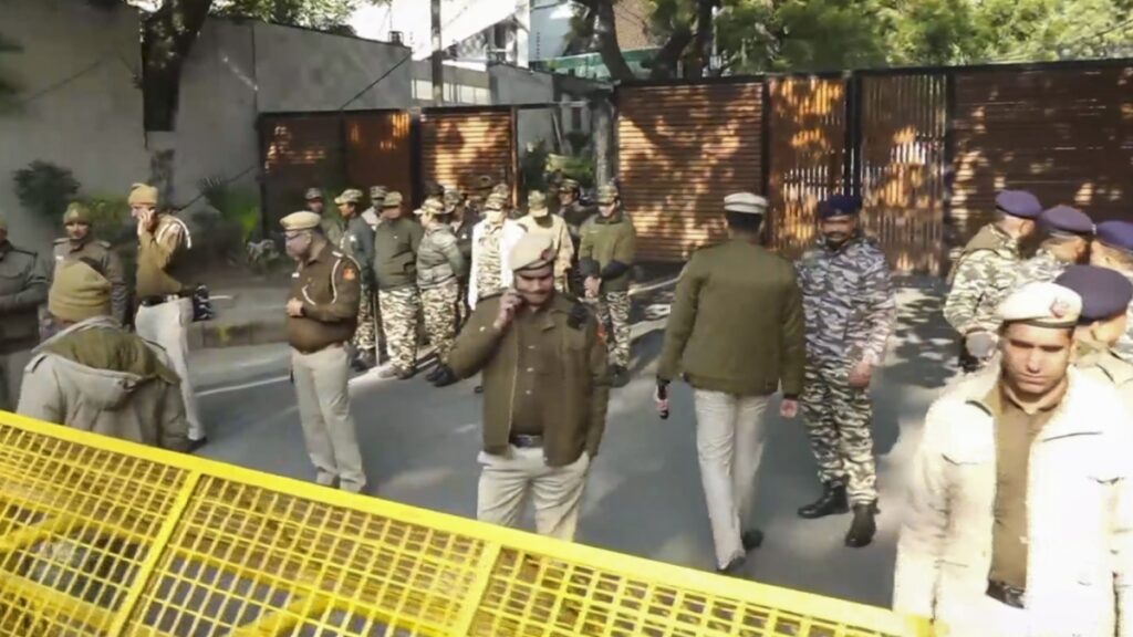 दिल्ली के मुख्यमंत्री बंगले में प्रवेश करने से रोके जाने पर AAP नेताओं की दिल्ली पुलिस से तीखी नोकझोंक | घड़ी