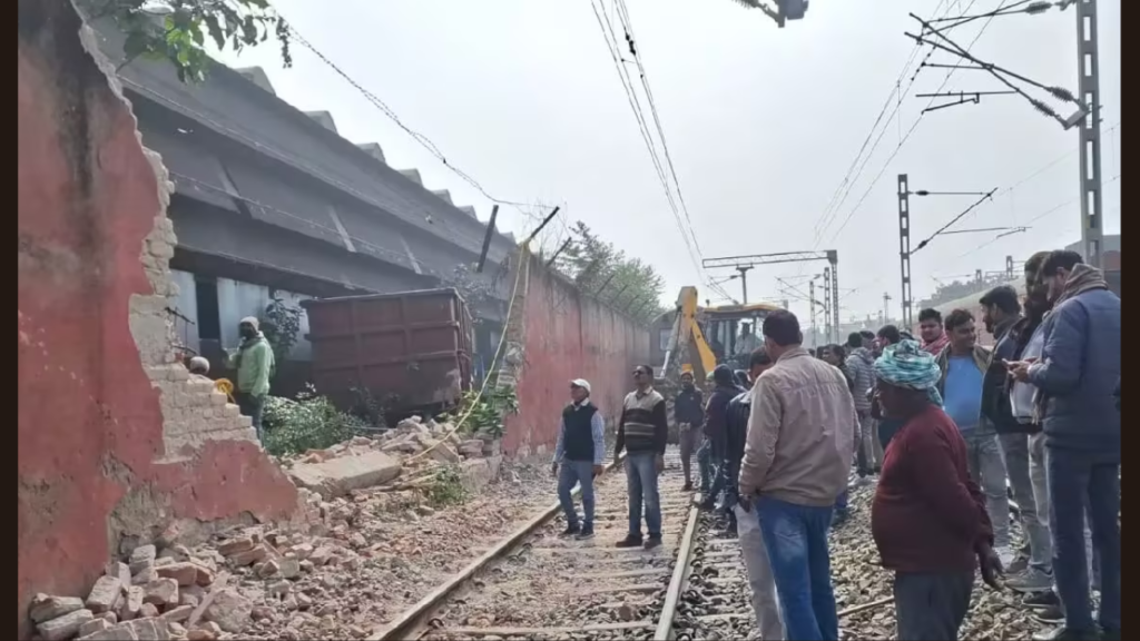 बिहार के जमालपुर में मालगाड़ी पटरी से उतरी, दीवार से टकराई, बड़ा हादसा होने से बचा