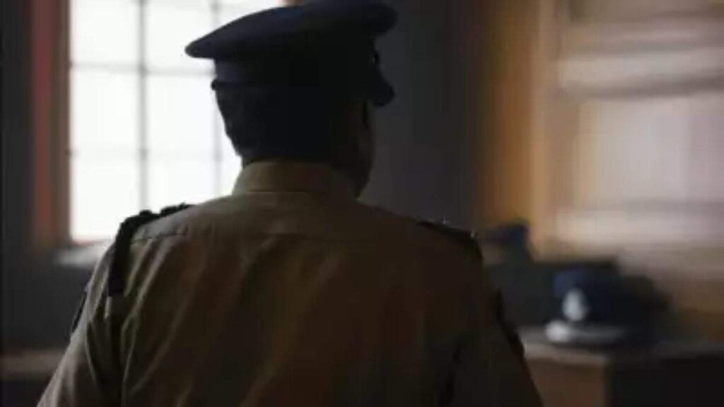 बेंगलुरु में कॉलेज की लड़कियों के साथ दुर्व्यवहार के लिए पुलिस अधिकारी के रूप में गिरफ्तार किए गए होम गार्ड को प्रस्तुत किया गया