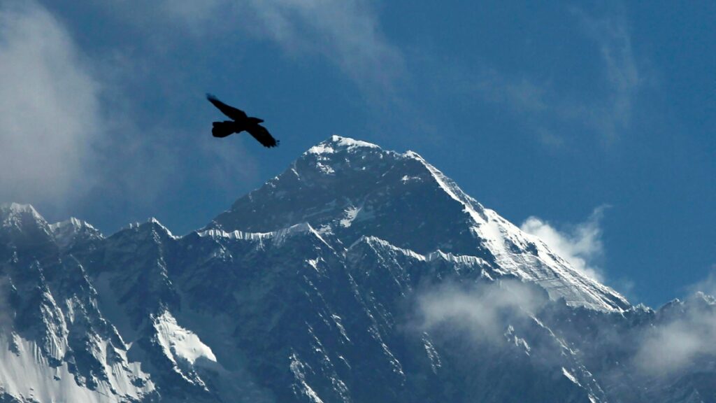 माउंट एवरेस्ट पर चढ़ना हुआ महंगा, नेपाल ने परमिट शुल्क इतना बढ़ाया: विवरण देखें