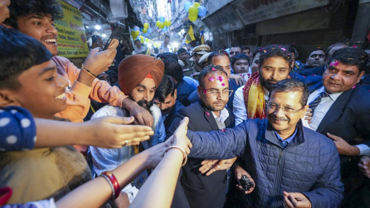 AAP ने दिल्ली विधानसभा चुनावों के लिए समर्थन जुटाने के लिए 2025 का चुनावी गीत "फिर लाएंगे केजरीवाल" जारी किया