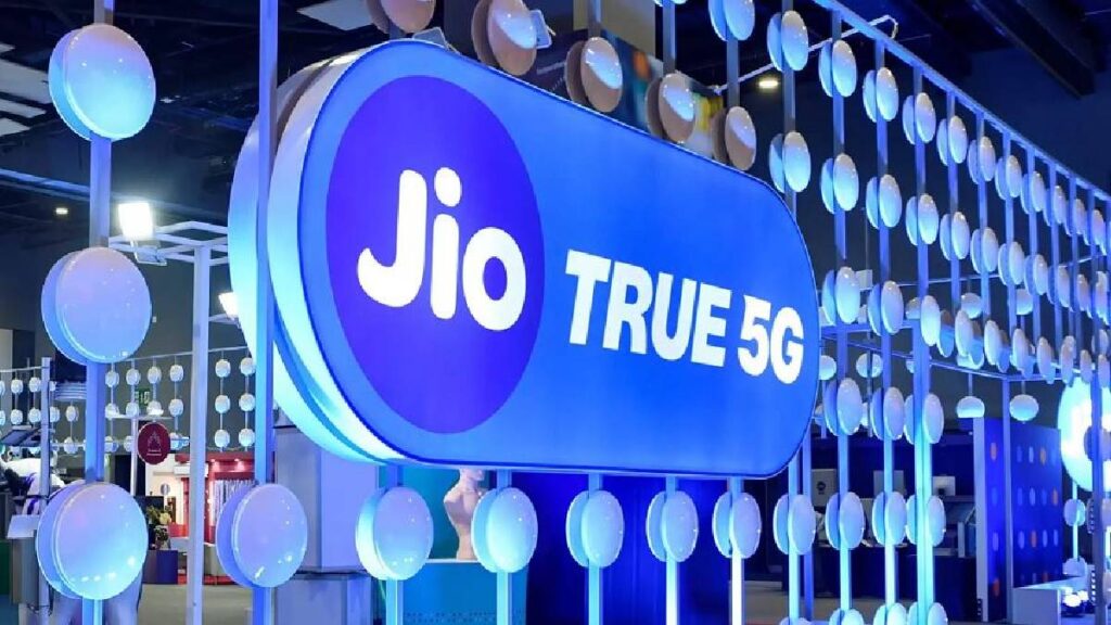 Jio ने अपने करोड़ों यूजर्स को चौंकाते हुए इस लोकप्रिय प्लान की कीमत 100 रुपये बढ़ा दी है