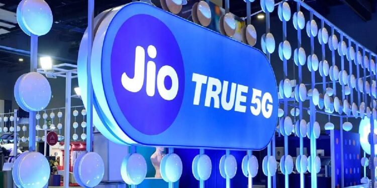 Jio ने अपने करोड़ों यूजर्स को चौंकाते हुए इस लोकप्रिय प्लान की कीमत 100 रुपये बढ़ा दी है