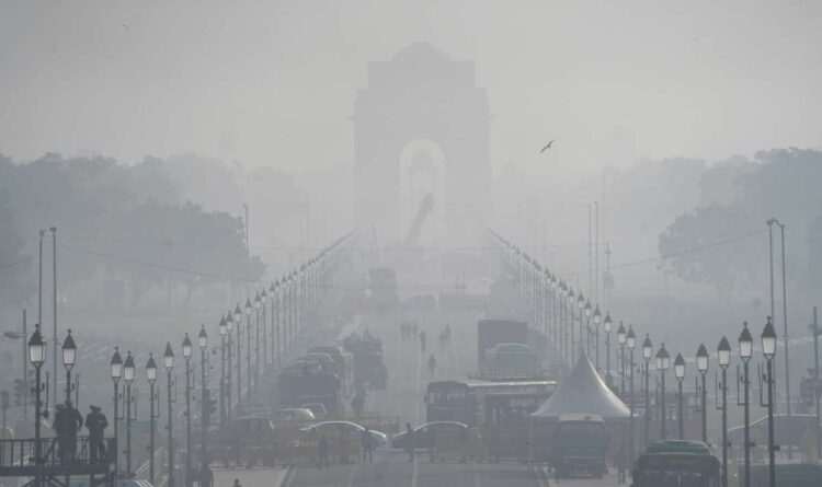 घने कोहरे की चपेट में दिल्ली: दृश्यता प्रभावित होने से यात्रियों को परेशानी का सामना करना पड़ा, ट्रेन और उड़ान सेवाएं प्रभावित हुईं