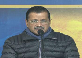 "चुनाव अधिकारी ने बीजेपी के सामने किया सरेंडर": केजरीवाल ने बीजेपी पर वोट धोखाधड़ी का आरोप लगाया