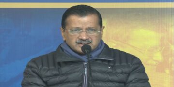 "चुनाव अधिकारी ने बीजेपी के सामने किया सरेंडर": केजरीवाल ने बीजेपी पर वोट धोखाधड़ी का आरोप लगाया