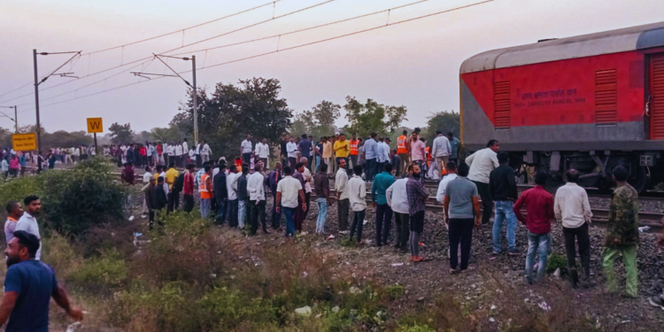ट्रेन में आग लगने की अफवाह से महाराष्ट्र में दहशत फैल गई, जलगांव रेल हादसे में 13 लोगों की मौत