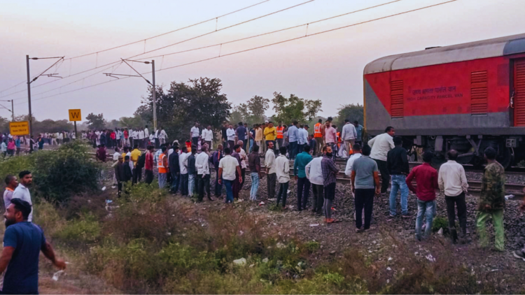 ट्रेन में आग लगने की अफवाह से महाराष्ट्र में दहशत फैल गई, जलगांव रेल हादसे में 13 लोगों की मौत