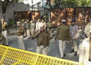 दिल्ली के मुख्यमंत्री बंगले में प्रवेश करने से रोके जाने पर AAP नेताओं की दिल्ली पुलिस से तीखी नोकझोंक | घड़ी