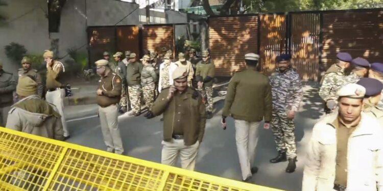 दिल्ली के मुख्यमंत्री बंगले में प्रवेश करने से रोके जाने पर AAP नेताओं की दिल्ली पुलिस से तीखी नोकझोंक | घड़ी