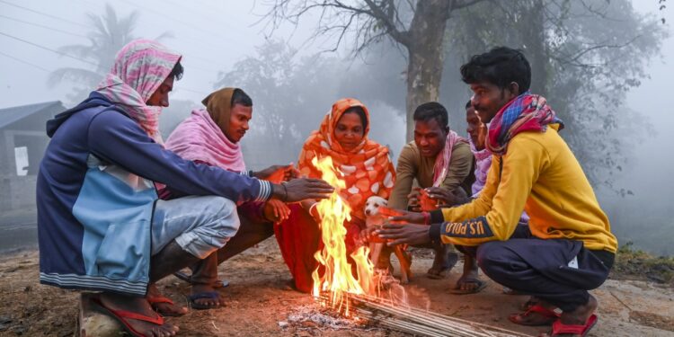 दिल्ली में शीतलहर का प्रकोप जारी, तापमान 5 डिग्री सेल्सियस तक गिरने की संभावना