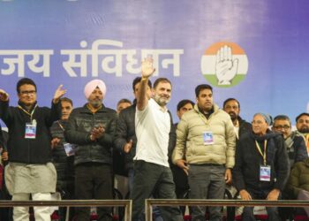 दिल्ली विधानसभा चुनाव: राहुल गांधी ने पूर्व सीएम पर कसा तंज, कहा- 'ये है केजरीवाल की 'चमकती' दिल्ली...'