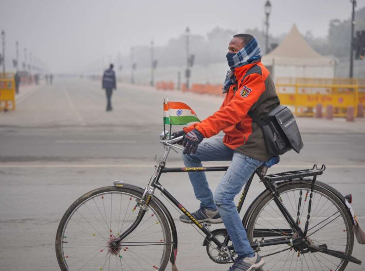 पूरे उत्तर भारत में शीतलहर जारी रहने से 28 ट्रेनें प्रभावित हुईं, दिल्ली में उड़ान सेवाएं प्रभावित हुईं