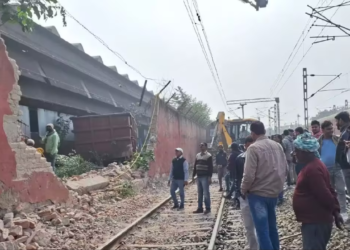 बिहार के जमालपुर में मालगाड़ी पटरी से उतरी, दीवार से टकराई, बड़ा हादसा होने से बचा