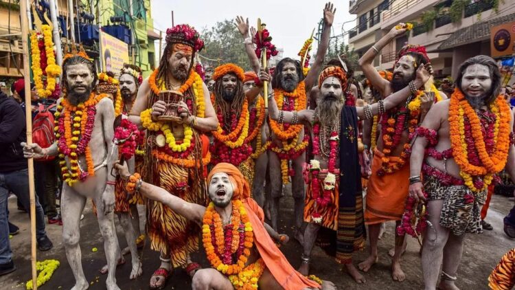 महाकुंभ अमृत स्नान: नागा साधु पहले पवित्र स्नान क्यों करते हैं, अन्य श्रद्धालु नहीं? जानिए कारण