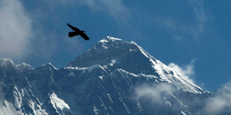 माउंट एवरेस्ट पर चढ़ना हुआ महंगा, नेपाल ने परमिट शुल्क इतना बढ़ाया: विवरण देखें