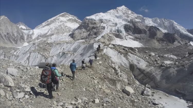 माउंट एवरेस्ट पर चढ़ने में कितना खर्च आता है? सीज़न-वार संशोधित परमिट शुल्क की जाँच करें