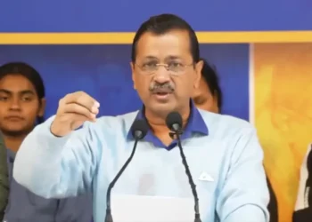 सर्विस क्वार्टर स्टाफ बिग जीत! अरविंद केजरीवाल ने दिल्ली के उपेक्षित श्रमिकों के लिए हॉस्टल, हेल्थकेयर और सुधारों की गारंटी दी