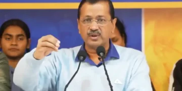 सर्विस क्वार्टर स्टाफ बिग जीत! अरविंद केजरीवाल ने दिल्ली के उपेक्षित श्रमिकों के लिए हॉस्टल, हेल्थकेयर और सुधारों की गारंटी दी