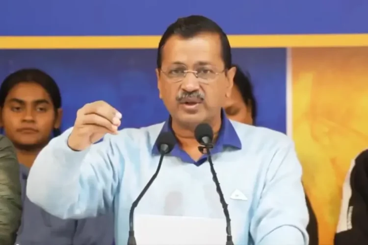 सर्विस क्वार्टर स्टाफ बिग जीत! अरविंद केजरीवाल ने दिल्ली के उपेक्षित श्रमिकों के लिए हॉस्टल, हेल्थकेयर और सुधारों की गारंटी दी