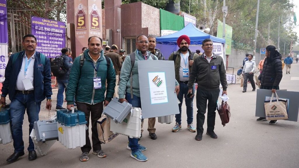 दिल्ली चुनाव परिणाम लाइव: बीजेपी इसे शुरुआती रुझानों में आधे रास्ते के निशान, एएपी अनुगामी बनाता है