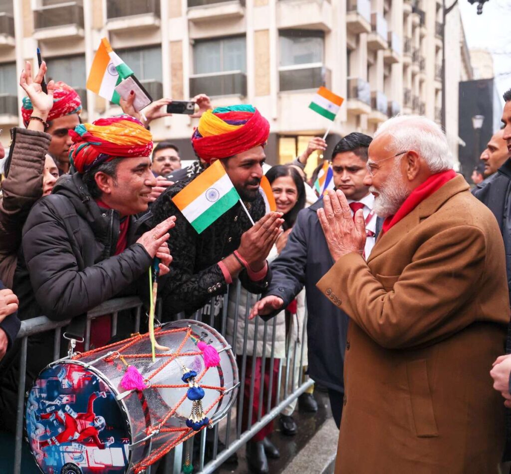 भारतीय प्रवासी फ्रांस में 'हरे कृष्णा' मंत्रों के साथ पीएम मोदी का स्वागत करते हैं घड़ी