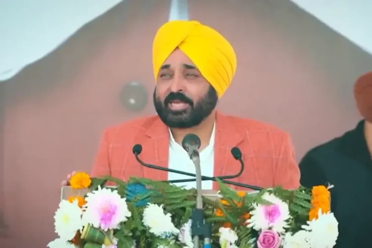 अवैध प्रवासियों पर केंद्र के लिए सीएम भागवंत मान की बड़ी सलाह! अमेरिका ने अमृतसर में विमान की जमीन क्यों दी? कहते हैं, 'शहर को निर्वासन केंद्र नहीं बनने दिया जाएगा'