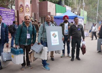 दिल्ली चुनाव परिणाम लाइव: बीजेपी इसे शुरुआती रुझानों में आधे रास्ते के निशान, एएपी अनुगामी बनाता है