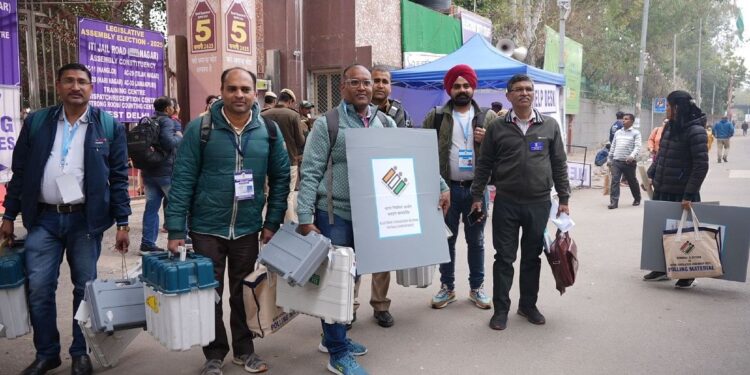 दिल्ली चुनाव परिणाम लाइव: बीजेपी इसे शुरुआती रुझानों में आधे रास्ते के निशान, एएपी अनुगामी बनाता है