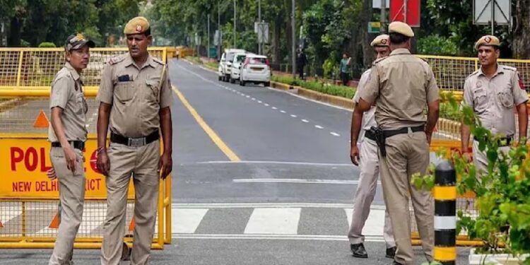 दिल्ली भूकंप: पुलिस ने मजबूत झटके महसूस करने के बाद प्रतिक्रिया दी, लोगों को आपातकालीन मामले में पहुंचने के लिए कहें