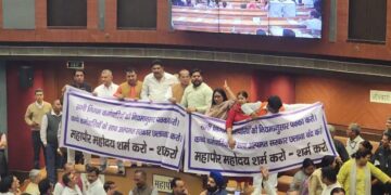दिल्ली में अराजकता MCD हाउस: AAP और BJP पार्षदों की झड़प, टेबल टॉप्ड, नारे उठाए गए | घड़ी