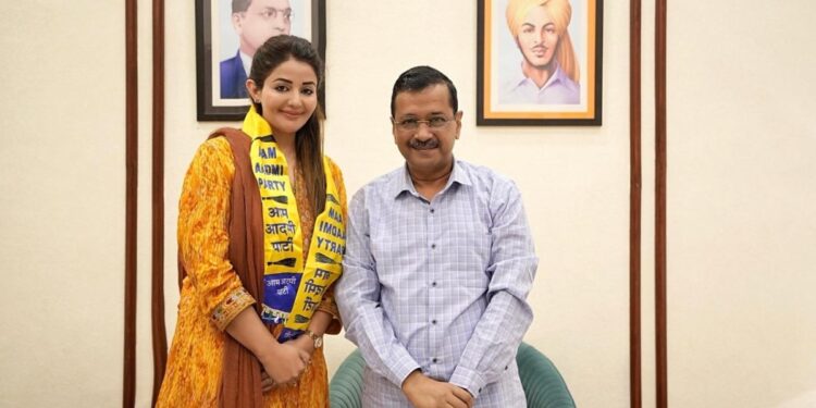 पंजाबी अभिनेत्री सोनिया मान अरविंद केजरीवाल की उपस्थिति में AAP में शामिल हुईं