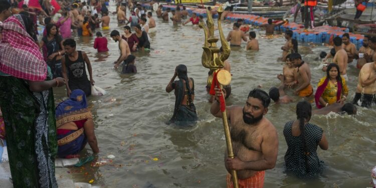 बसंत पंचमी अमृत स्नैन लाइव: महाकुम्ब का अंतिम पवित्र डिप शुरू होता है, लाख