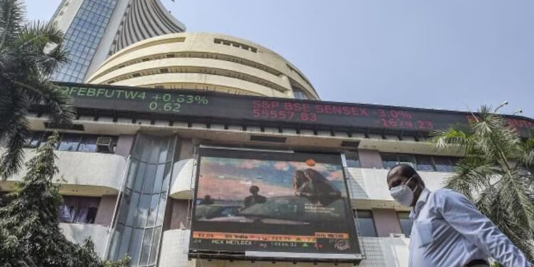 मार्केट ओपनिंग बेल: Sensex 400 से अधिक अंक, निफ्टी 22,650 से नीचे, लाल रंग में सभी सेक्टोरल इंडेक्स