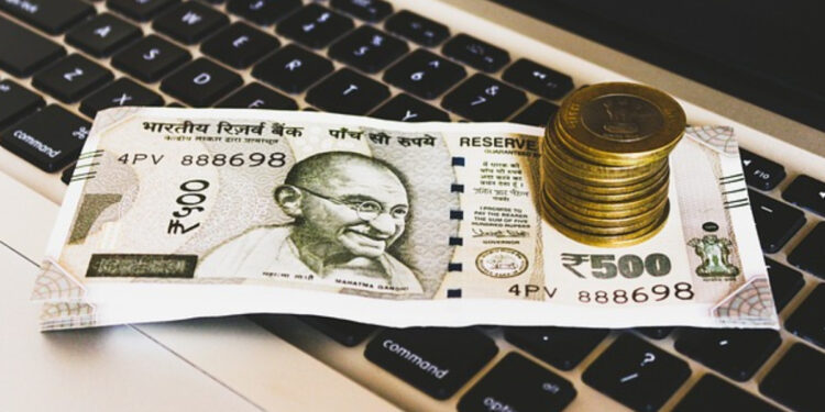 रुपये अमेरिकी डॉलर के खिलाफ संकीर्ण रेंज में ट्रेड: यहां हाल के दिनों में महत्वपूर्ण दबाव का सामना करना पड़ता है
