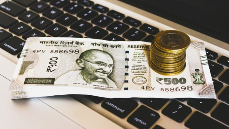 रुपये अमेरिकी डॉलर के खिलाफ संकीर्ण रेंज में ट्रेड: यहां हाल के दिनों में महत्वपूर्ण दबाव का सामना करना पड़ता है