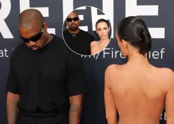 सार्वजनिक रूप से नग्न? Kanye West की पत्नी Bianca Sensori ग्रैमी 2025 में अपने 'बमुश्किल-वहाँ' संगठन को दिखाती है, नेटिज़ेंस रिएक्ट