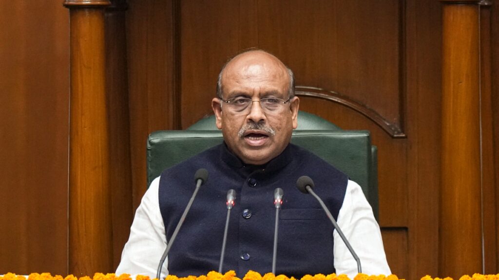 दिल्ली के अध्यक्ष ने मुख्य सचिव से शिकायत की कि अधिकारियों ने विधायकों की अनदेखी की, एएपी बीजेपी पर एक खुदाई करता है