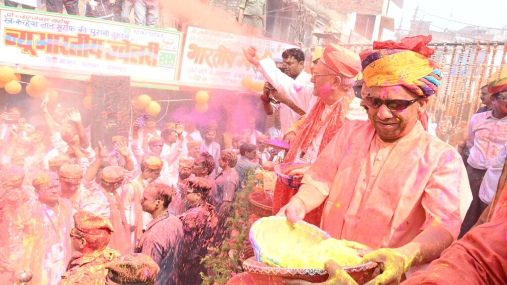 पार्टी लाइनों में राजनीतिक नेता होली मनाते हैं, सभी के लिए एकता और खुशी की इच्छाओं का विस्तार करते हैं