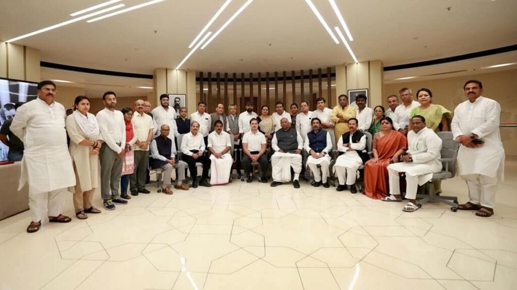 बीजेपी से लड़ें, लेकिन टीएमसी पर हमला करने में संकोच न करें, राहुल और खरगे बंगाल कांग्रेस नेताओं को बताएं
