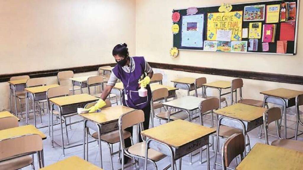 स्कूल कश्मीर में तीन महीने के शीतकालीन ब्रेक के बाद फिर से खुलते हैं, शिक्षा मिनस्टर छात्रों को शुभकामनाएं देता है